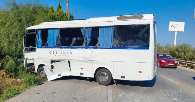 Antalya’da tur otobüsü ile servis minibüsü çarpıştı: 6 yaralı