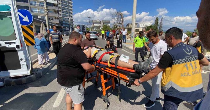 Motosiklet kavşakta dönüş yapan otomobille çarpıştı: 2 yaralı