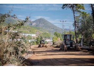 Bozyazı ve Aydıncık grup yollarında 10,6 kilometrelik asfalt çalışması başladı