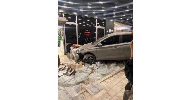 Adana’da kontrolden çıkan iki otomobil peş peşe mağazaya girdi: 2 yaralı