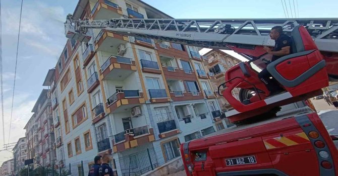 Prizden çıkan yangında 5 kişilik ailenin yaşadığı ev alevlere teslim oldu