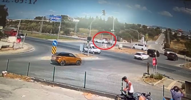 Kırmızı ışıkta geçen araca motosikletin çarpma anı kamerada: 2 yaralı