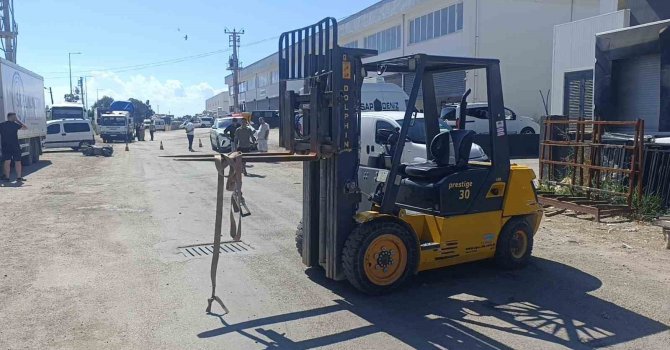 Forkliftin vinç demirine başını çarpan motosiklet sürücüsü kaldırıldığı hastanede öldü
