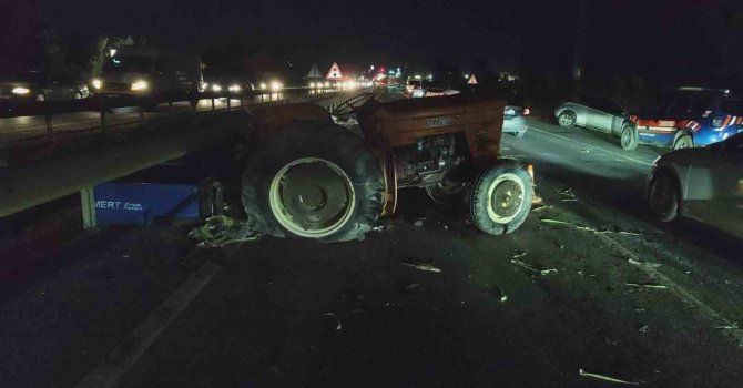Otomobil traktöre arkadan çarptı: 2 ağır yaralı