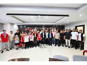 Başkan Uysal, Muratpaşa Belediyespor güreşçileriyle bir araya geldi