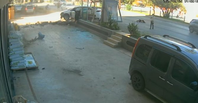 3 kişinin yaralandığı kazada parçalanan otomobilin direksiyonundan yürüyerek indi