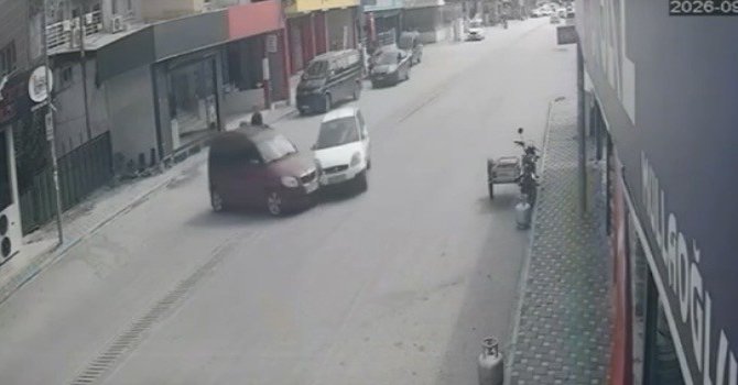 Osmaniye’de iki otomobilin çarpıştığı kaza kamerada: 2 yaralı