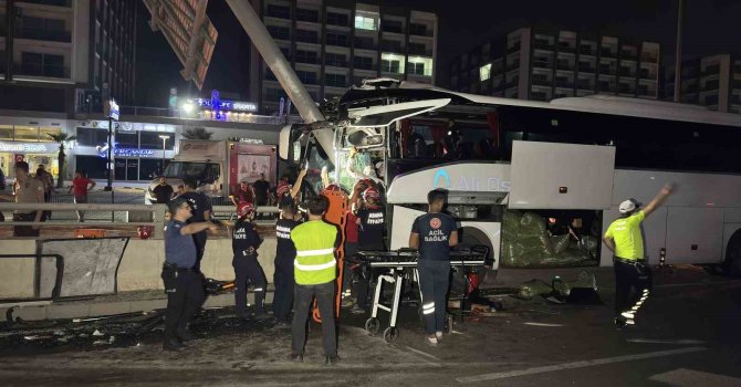 Adana’da yolcu otobüsü alt geçit duvarına çarptı: 11 yaralı