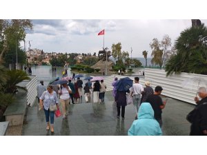 Cumhuriyet Meydanı’nda şemsiyeler açıldı, turistler yağmura rağmen gezilerini sürdürdü