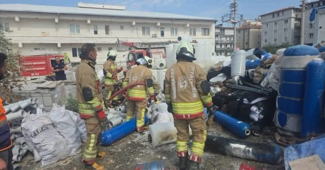 Antakya’da şantiye içerisinde malzemeler alevlere teslim oldu