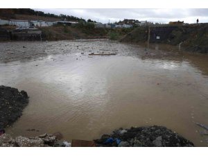 Aşırı yağışla birlikte derelerin debisi artarken, göle dönen yollar sürücüleri zorladı