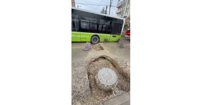 Adana’da belediye otobüsü yağış sonrası oluşan çukura düştü