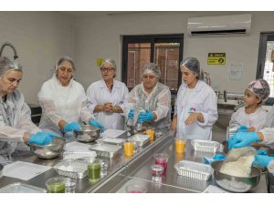 Mersin’de doğal özlerle 3 renkli erişte yaptılar