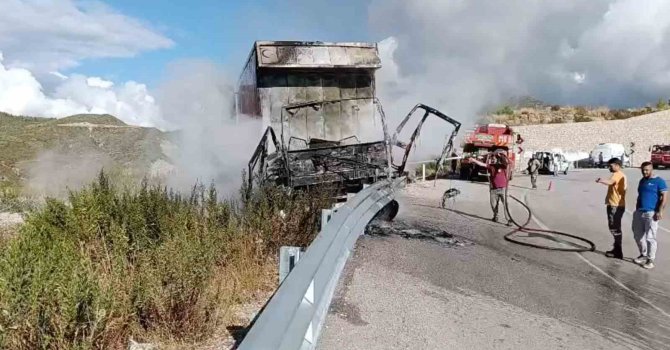 Bariyerlere çarpan kamyon alev alev yandı, sürücü yaralı kurtuldu