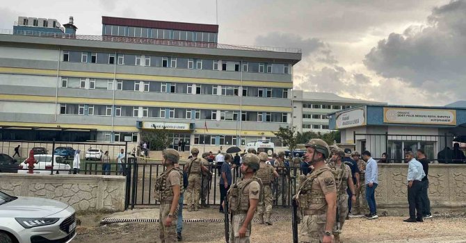 Lisede korku dolu anlar: Silahla vurulan öğretmen öldü