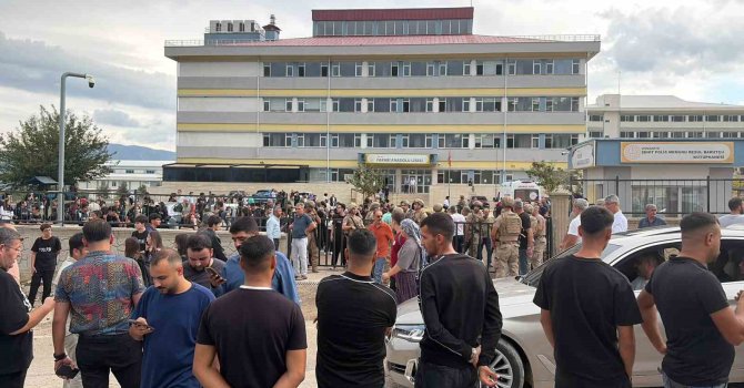 Yeğeni tarafından öğretmenin öldürüldüğü saldırıda, silah seslerini duyup okula koşanlar yaşananları anlattı