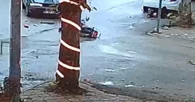 Otomobil ile motosikletin çarpışma anı güvenlik kamerasında