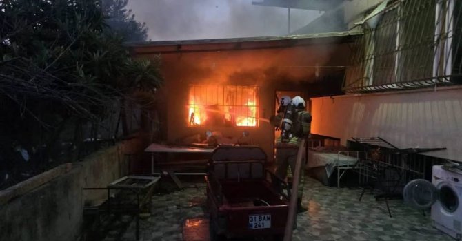 Antakya’da evden alevler yükseldi