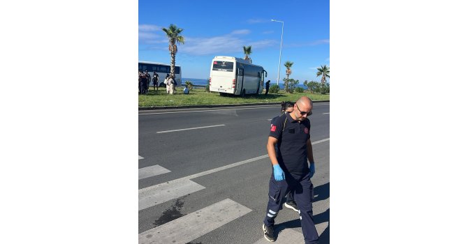 Manavgat’ta tur otobüsü minibüsle çarpıştı: 3 yaralı