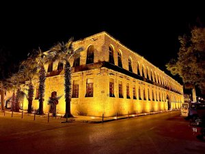 Silifke Hükümet Konağı gece görüntüsüyle ilçeye değer katıyor