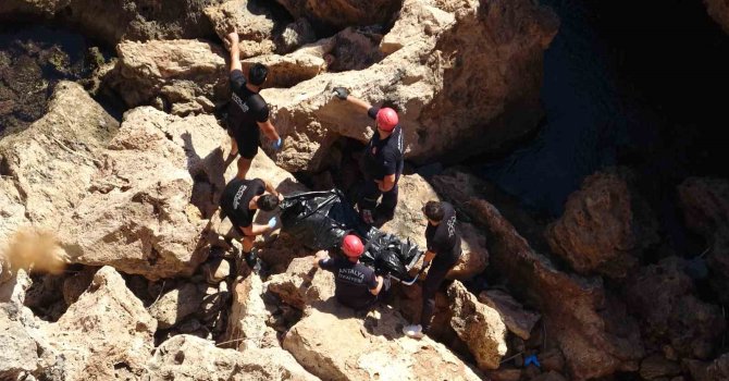 Antalya’da kayıp olarak aranan kadının cansız bedeni 35 metrelik falezlerin dibinde bulundu