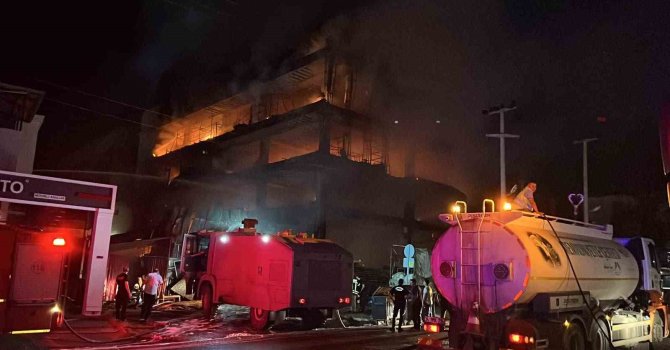 Mersin’deki mobilya mağazası yangını sürüyor
