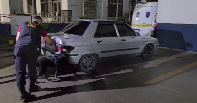 200 bin TL’lik otomobille 2 buçuk milyon TL’lik kokain kaçırırlarken yakalandılar