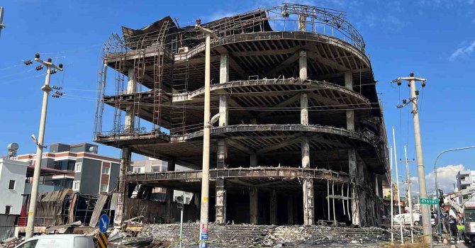 Mersin’deki mobilya mağazası küle döndü, soğutma çalışması sabaha kadar sürdü