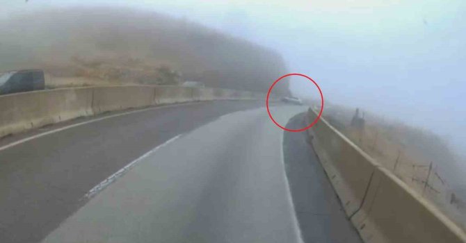 Önünde seyreden otomobil refüje çarptı, tır sürücüsü neye uğradığını şaşırdı