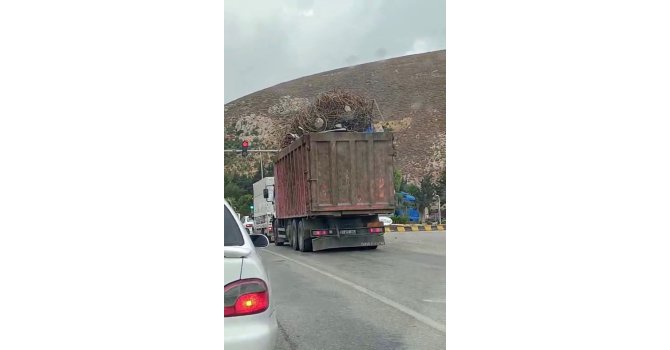 Aşırı demir yüklü tır trafikte yürekleri ağza getirdi