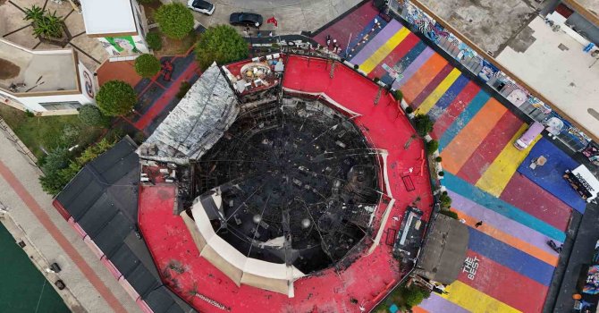 Alanya’da alev alev yanan eğlence mekanı küle döndü