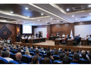 CHP’den istifa eden Konyaaltı Belediye Başkanı Kotan’ın katıldığı meclis toplantısında gerginlik yaşandı