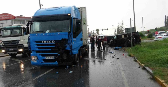 Kırmızı ışık ihlali yapan tır VİP tur araçlarına çarptı: 2’si turist 3 yaralı