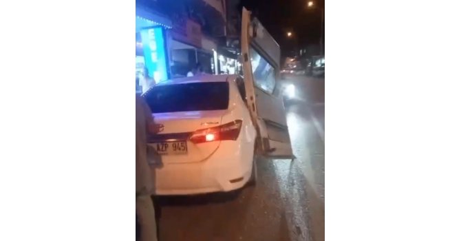 Minibüsün kapısı otomobilde asılı kaldı