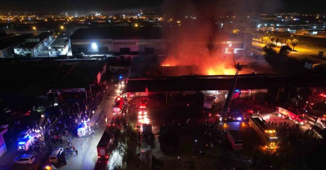 Adana’da halde çıkan yangında 22 iş yeri kullanılamaz hale geldi