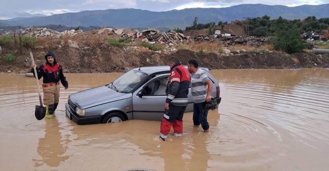Antakya’da yoğun yağış nedeniyle mahsur kalan çocuk ve yetişkin kurtarıldı