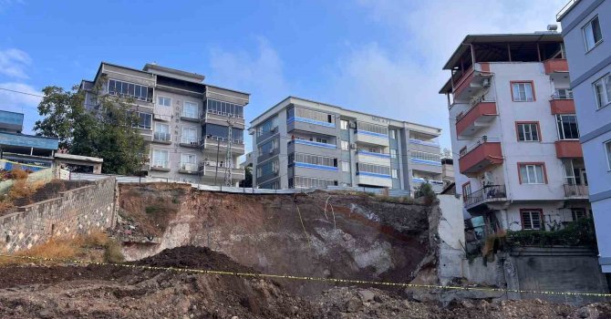 Kahramanmaraş’ta temel kazısı sırasında toprak kaydı, yol çöktü, vatandaşlar mağdur oldu