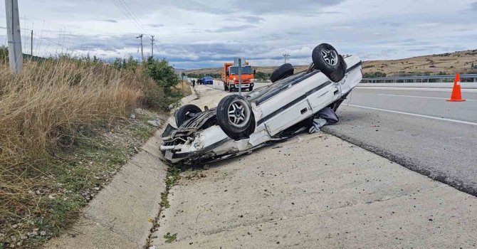 Isparta’da kontrolden çıkan otomobil 150 metre sürüklenip takla attı: 3 yaralı