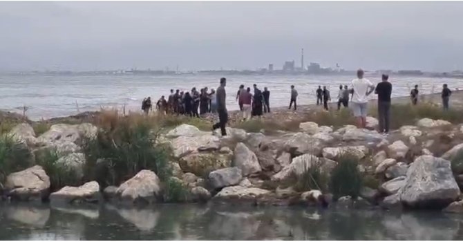Mersin’de denize giren 3 gençten biri hayatını kaybetti