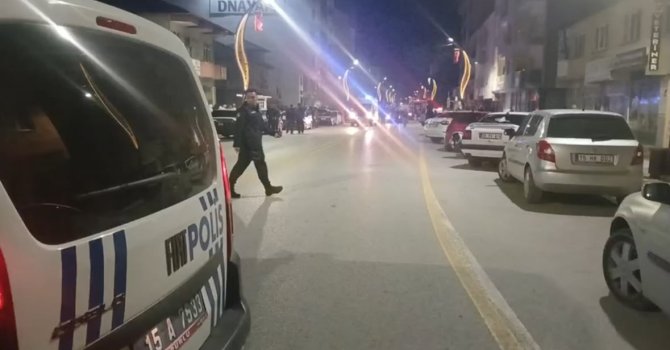 Burdur’da çatı alevlere teslim oldu: Yangın güçlükle söndürüldü