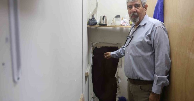 Terzinin duvarını delip bitişiğindeki kuyumcuya giren acemi hırsızlar, çelik kasayı açamayınca elleri boş döndüler