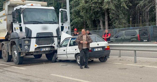 Ters yöne giren otomobil hafriyat kamyonunun altına girdi