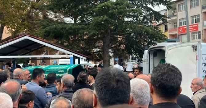 Kazada hayatını kaybeden 2 kişi son yolculuğuna uğurlandı