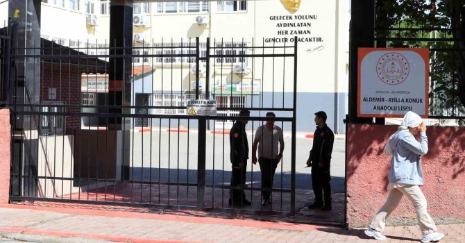 KPSS sınavı yapılan okulda kilitli kalan vatandaş kurtarıldı