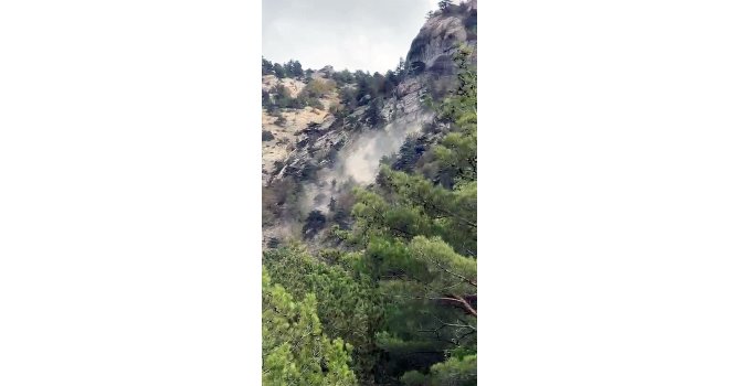 Deprem sırasında yamaçtan kopan kaya kütlesi paniğe neden oldu
