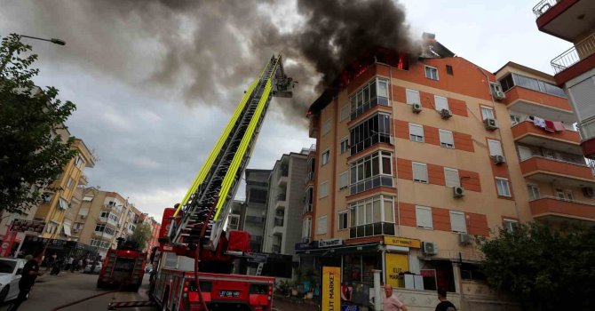 Antalya’da 5 katlı apartmanın çatısında yangın paniği
