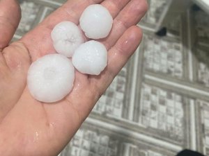 Hatay’da ceviz büyüklüğündeki dolu çevreyi beyaza bürüdü