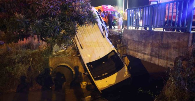 Adana’da şiddetli yağışta kayan otomobil sulama kanalına düştü: 2 yaralı