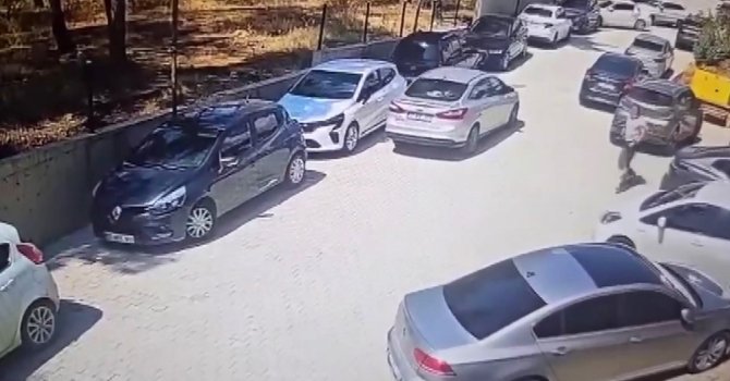 El freni çekilmeyen otomobil yokuş aşağı giderken güvenlik görevlileri durdurdu