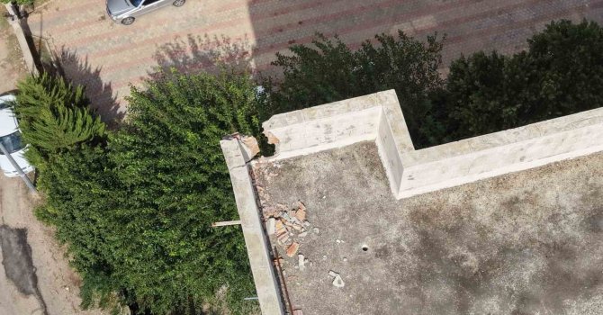 Kozan’da apartmana düşen yıldırımın oluşturduğu hasar dronla görüntülendi